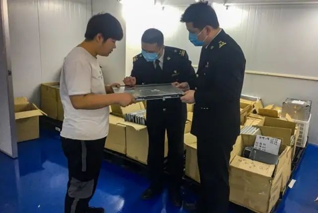 买电子元器件要当心!海关查获75吨显示模组、内存及元器件等“洋垃圾” 买电子元器件要当心!海关查获75吨显示模组、内存及元器件等“洋垃圾”
