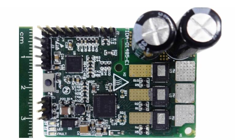 适用于三相 BLDC 电机且效率为 99% 的 36V、1kW、18cm2 功率级参考设计