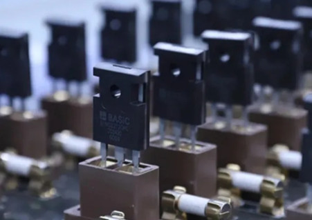 到2027年,SiC器件市场预计将增长到60亿美元以上 到2027年,SiC器件市场预计将增长到60亿美元以上