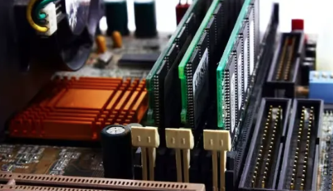 2025游戏硬件风云:32GB内存崛起,GPU市场两极分化 2025游戏硬件风云:32GB内存崛起,GPU市场两极分化